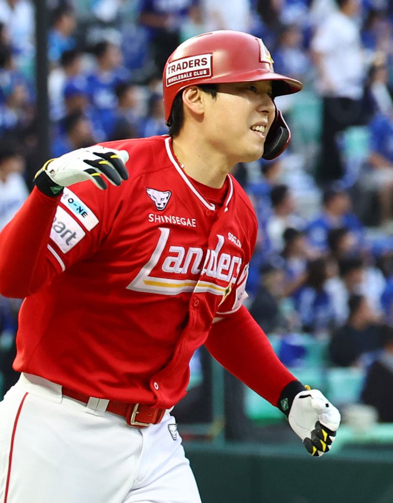 11일 인천 미추홀구 SSG랜더스필드에서 열린 2025 KBO 포스트시즌 준플레이오프 2차전 삼성 라이온즈와 SSG 랜더스의 경기, 9회말 원아웃 SSG 김성욱이 굿바이 홈런을 치고 있다. 뉴시스