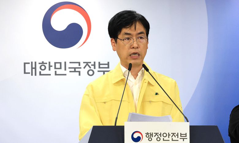 김민재 행정안전부 차관이 13일 서울 종로구 정부서울청사에서 국가정보자원관리원 행정정보시스템 화재 관련 중앙재난안전대책본부 브리핑을 하고 있다. 뉴스1
