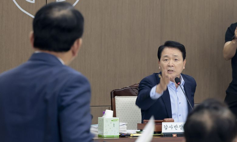 서울 용산구 국방부 청사에서 13일 열린 국방부 국정감사에서 더불어민주당 김병주 의원과 성일종 국회 국방위원장이 언쟁하고 있다. 국회사진기자단