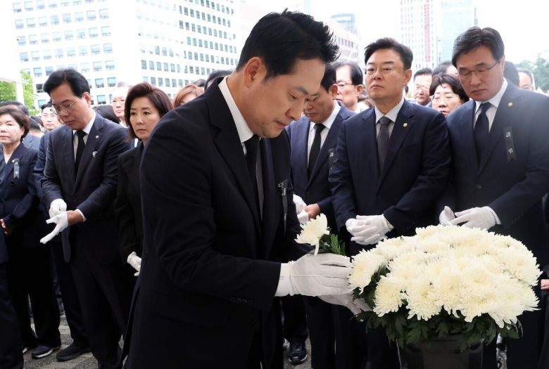 장동혁 국민의힘 대표가 13일 서울 여의도 국회에 마련된 양평군청 희생자' 분향소에서 헌화를 준비하고 있다.   뉴시스