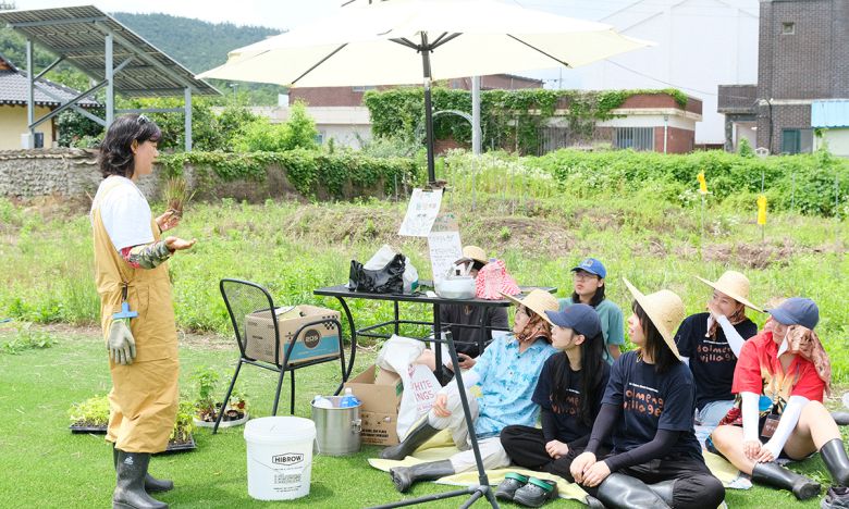 전남 강진군의 한달살기 참여자들이 연사초청 강연을 듣고 있다. 강진군 돌멩이마을 제공