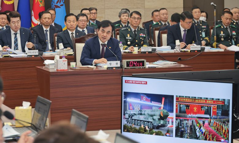 서울 용산구 국방부 청사에서 13일 열린 국방부 국정감사에서 안규백(가운데) 장관이 국회 국방위원회 위원들의 질의에 대답하고 있다. 국회사진기자단