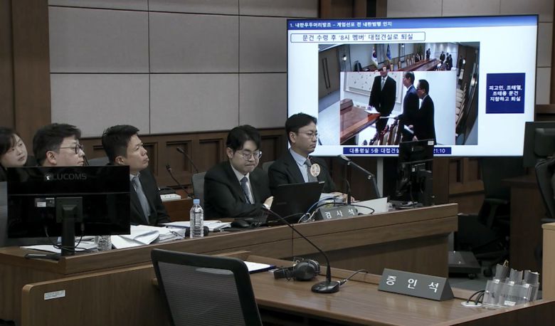 13일 서울중앙지법에서 열린 한덕수 전 국무총리의 내란 우두머리 방조 등 혐의 사건 2차 공판에서 지난해 12·3 비상계엄 당시 대통령실 CCTV 영상이 공개되고 있다. 서울중앙지법 제공