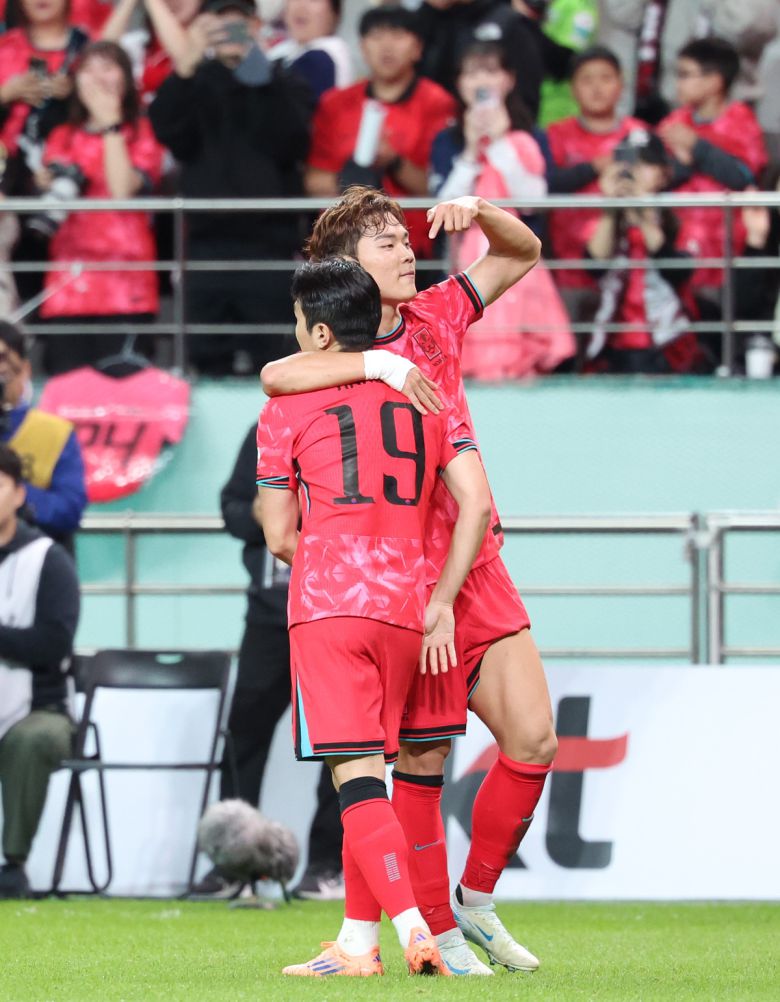 14일 서울 마포구 서울월드컵경기장에서 열린 하나은행 초청 축구국가대표팀 친선경기 대한민국과 파라과이의 경기 후반전, 대한민국 오현규가 팀의 두 번째 골을 넣고 이강인과 기뻐하고 있다. 뉴시스