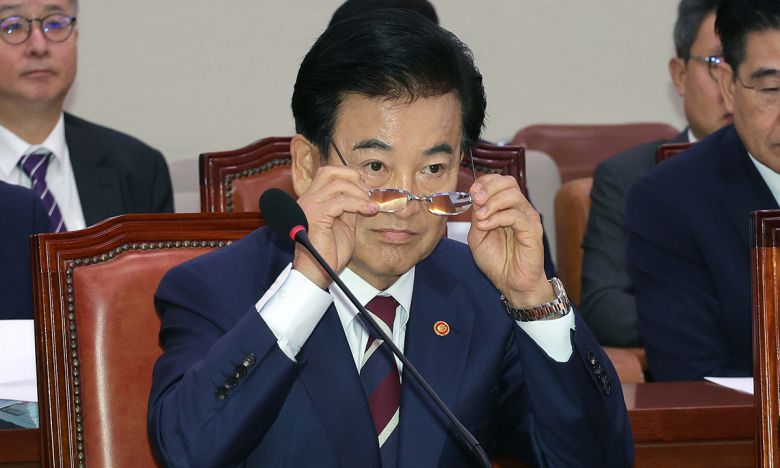 정동영 통일부 장관이 14일 국회에서 통일부를 대상으로 열린 외교통일위원회 국정감사 중 안경을 고쳐쓰고 있다. 이재문 기자