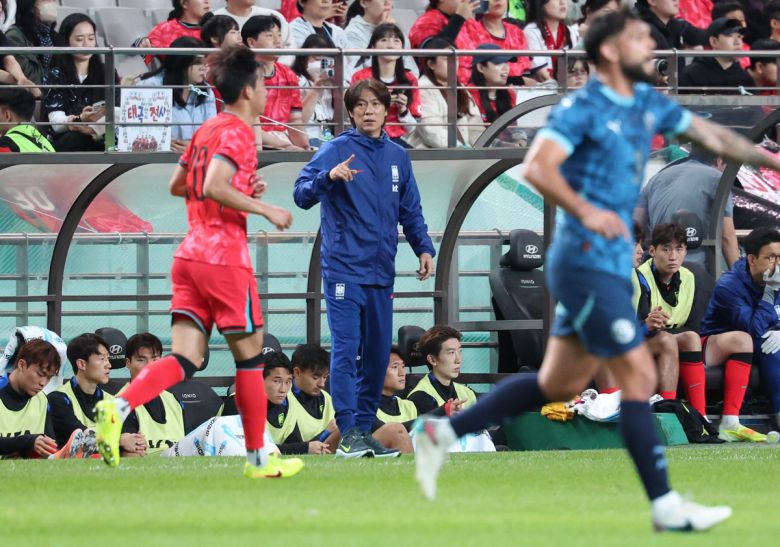 14일 서울 마포구 서울월드컵경기장에서 열린 하나은행 초청 축구국가대표팀 친선경기 대한민국과 파라과이의 경기 전반전, 대한민국 홍명보 감독이 선수들에게 지시하고 있다. 뉴시스