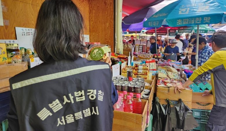 서울시 민생사법경찰국이 지난달 25일 소비기한이 지난 제품을 점검하는 모습. 서울시 제공