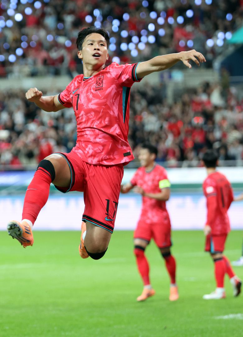 14일 서울 마포구 상암월드컵경기장에서 열린 '하나은행 초청 축구국가대표팀 친선경기' 대한민국과 파라과이의 경기에서 엄지성이 선제골을 넣고 세리머니를 하고 있다 뉴스1