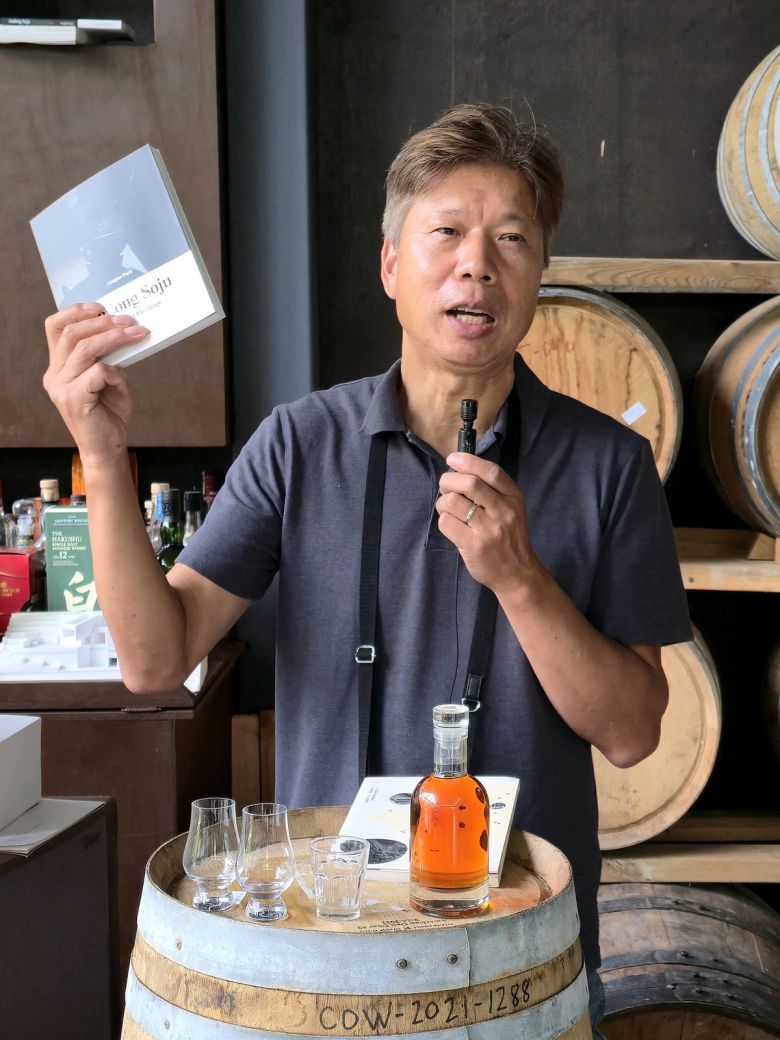 방문객에게 안동소주 역사를 소개하는 박성호 대표. 최현태 기자