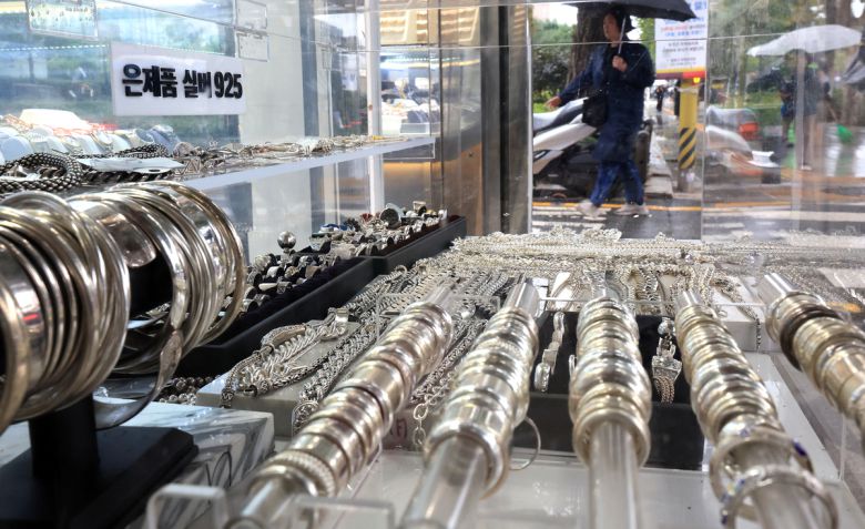국제 금값과 은값이 연일 사상 최고치를 갱신하고 있는 13일 서울 종로구 한 금은방에 은 제품들이 진열돼 있다. 뉴스1