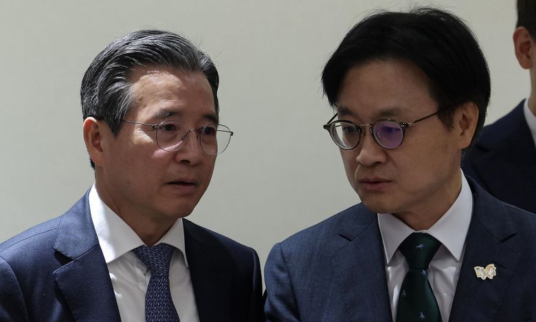 김용범 정책실장(왼쪽)과 김정관 산업통상부 장관이 14일 서울 용산 대통령실 청사에서 열린 국무회의에서 대화하고 있다. 대통령실사진기자단