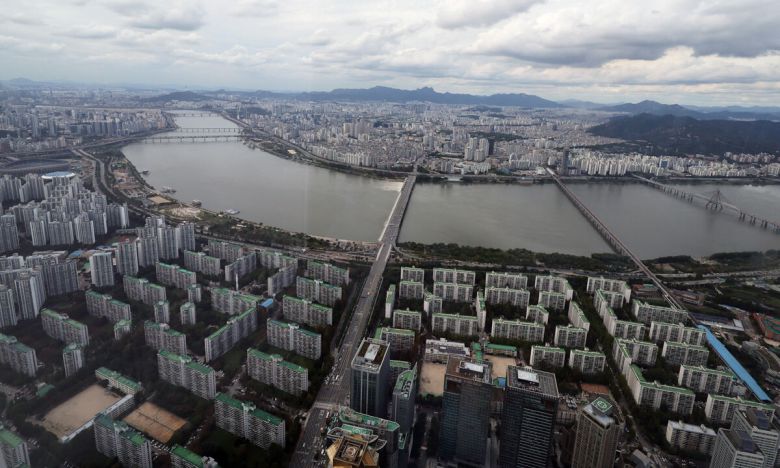 서울 송파구 롯데월드타워에서 바라본 아파트 단지. 뉴스1