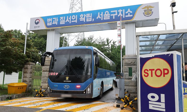 지난 7월15일 경기 의왕시 서울구치소에서 법무부 호송차량이 구치소를 나서고 있다. 의왕=연합뉴스