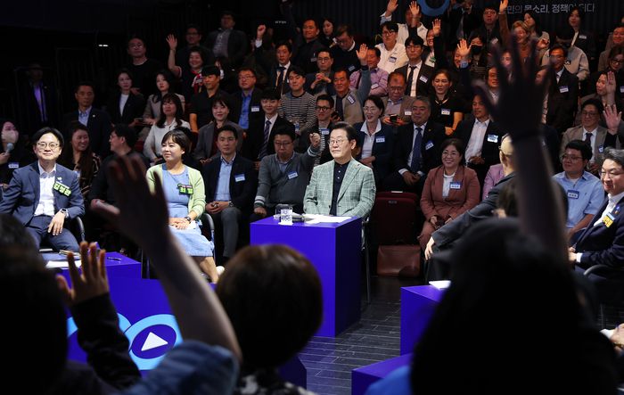 이재명 대통령이 14일 서울 동대문구 콘텐츠문화광장에서 열린 디지털토크라이브 ‘국민의 목소리, 정책이 되다’ 간담회에서 질문을 받고 있다. 연합뉴스