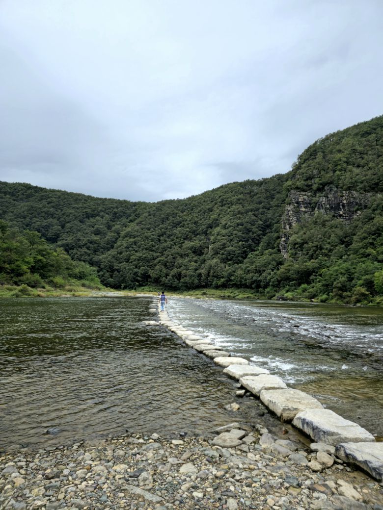 맹개마을 가는 징검다리.  최현태 기자
