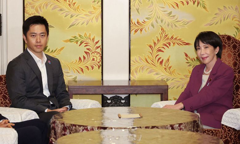 아직은… 어색한 동석 일본 자민당의 다카이치 사나에 총재(오른쪽)가 15일 도쿄 국회에서 일본유신회 요시무라 히로후미 대표와 회담을 가지고 있다. 도쿄=AFP연합뉴스