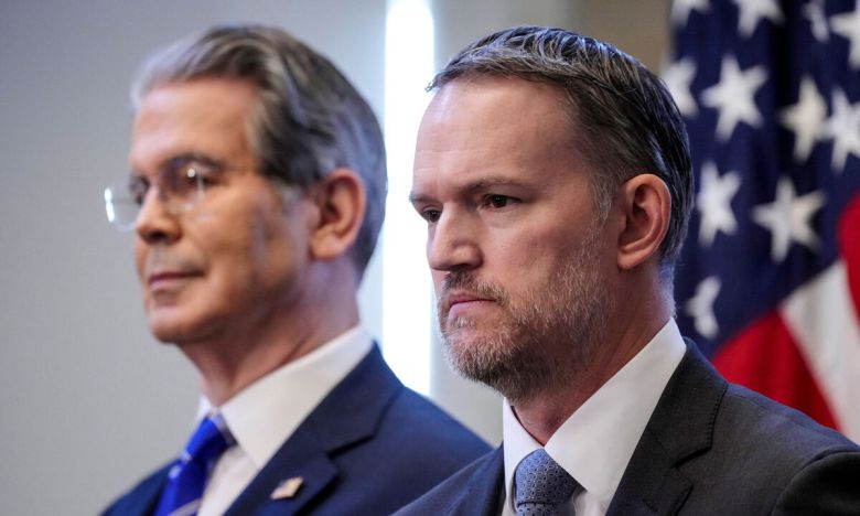 스콧 베선트 미국 재무부 장관(왼쪽)과 제이미슨 그리어 미 무역대표부(USTR) 대표가 15일(현지시간) 워싱턴에서 기자회견을 열고 한·미 무역협상에 관한 질문을 받고 있다. 워싱턴=로이터연합뉴스