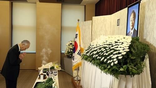 무라야마 도미이치 전 일본 총리가 2015년 김영삼 전 대통령 서거 당시 주일본한국대사관에 마련된 분향소를 찾아 조문하고 있다. 주일본한국대사관 제공