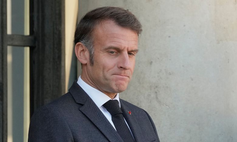 에마뉘엘 마크롱 프랑스 대통령이 17일(현지시간) 엘리제궁 앞에서 우르줄라 폰데어라이엔 유럽연합(EU) 집행위원장 방문을 기다리는 도중 착잡한 표정을 짓고 있다. 이날 국제 신용 평가사 S&P는 프랑스 국가 신용 등급을 기존 AA-에서 A+로 한 단계 낮췄다. AP연합뉴스