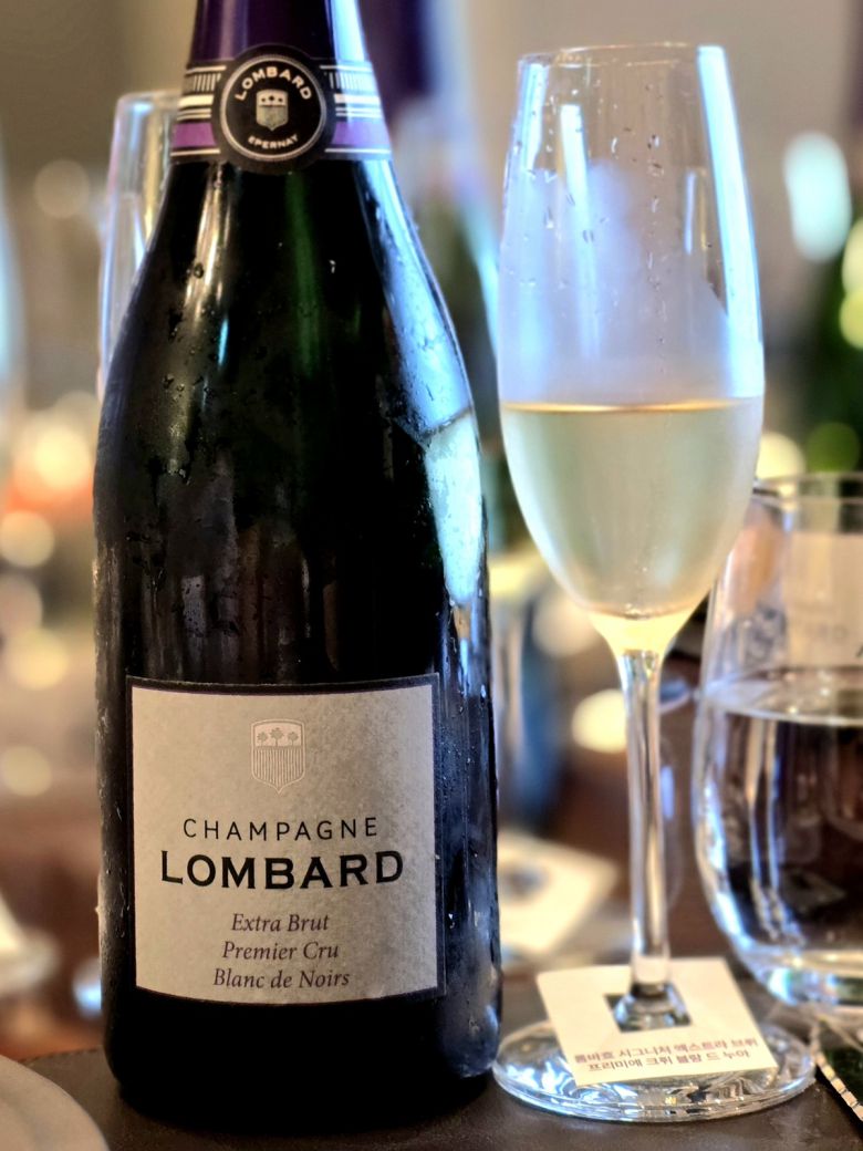 롬바흐 시그니처 엑스트라 브뤼 프리미에 크뤼 블랑 드 누아. 최현태 기자