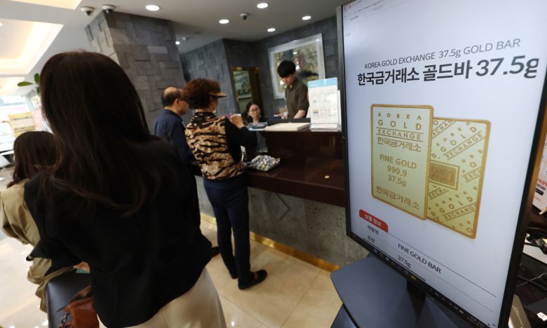 국제 금값이 사상 처음으로 온스당 4200달러(약 597만원)를 기록한 지난 15일 서울 종로구 한국금거래소에서 시민들이 금을 구매하고 있다. 뉴스1