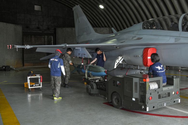 공군 지상요원들이 FA-50 경공격기에 한국형유도폭탄(KGGB)를 탑재하고 있다. 세계일보 자료사진