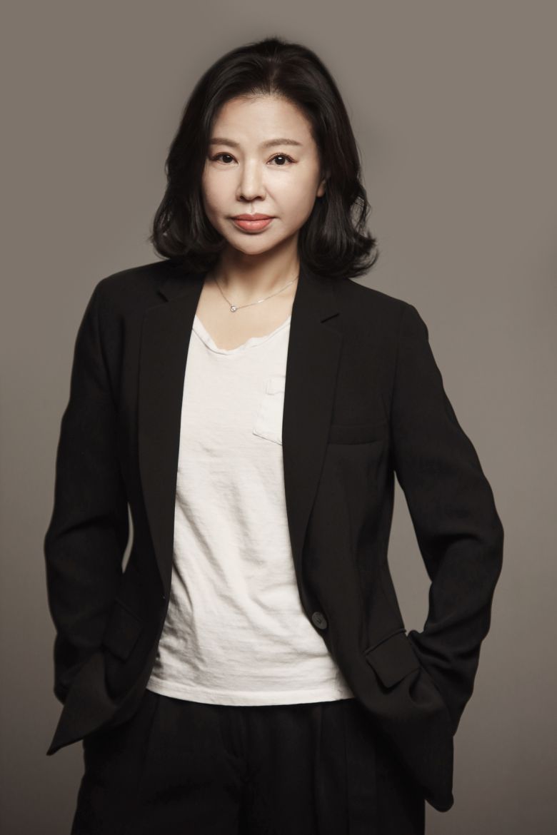 한·일수교 60주년을 맞아 한·일 연극인들이 손잡고 일본영화 거장 이마무라 쇼헤이의 칸 황금종려상 수상작 ‘나라야마 부시코’를 대학로 무대에 올린다. 사진은 협력연출을 맡은 김태희 스테이지아이 대표. 스테이지아이 제공