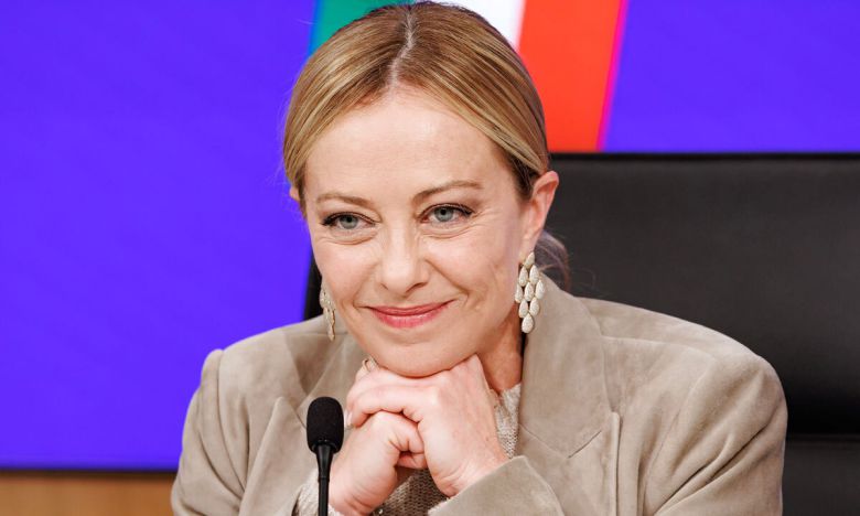 조르자 멜로니 이탈리아 총리가 17일(현지시간) 국무회의에 출석해 의회에 제출할 2026년도 예산안 관련 심의를 시작하기 전 미소를 짓고 있다. AP연합뉴스