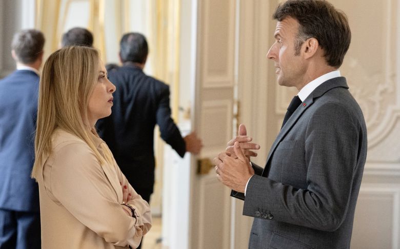 조르자 멜로니 이탈리아 총리(왼쪽)와 에마뉘엘 마크롱 프랑스 대통령. 1977년생 동갑내기인 두 사람은 서유럽 주요국 지도자들 가운데 늘 서로 티격태격하는 대표적 앙숙으로 꼽힌다. 이탈리아 총리실 제공