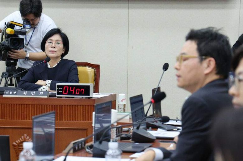 최민희 위원장이 지난 20일 서울 여의도 국회 과학기술정보방송통신위원회에서 열린 방송미디어통신위원회 등에 대한 국정감사에서 박정훈 국민의힘 의원의 발언을 듣고 있다. 뉴스1