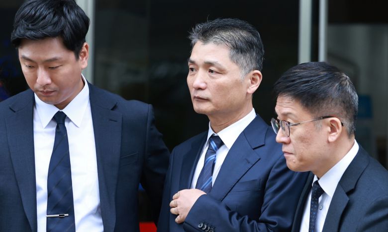 SM엔터테인먼트 시세 조종 공모 의혹을 받는 카카오 창업자 김범수 경영쇄신위원장이 21일 양천구 서울남부지방법원에서 열린 1심 선고공판에서 무죄가 선고된 뒤 법원을 떠나고 있다. 연합뉴스