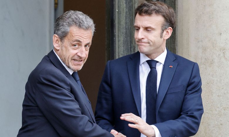 에마뉘엘 마크롱 프랑스 대통령(오른쪽)과 니콜라 사르코지 전 대통령. 사진은 2022년 2월 러시아의 우크라이나 침공 직후 마크롱이 프랑스 외교·안보 정책에 관해 전임자인 사르코지의 조언을 구하고자 그를 엘리제궁으로 초청했을 때의 모습. AFP연합