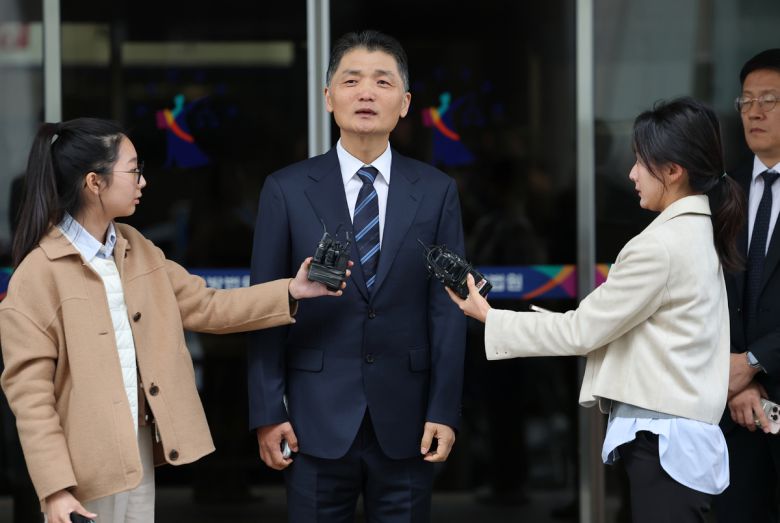 심경 밝히는 김범수 카카오 창업자인 김범수 미래이니셔티브센터장이 21일 서울남부지방법원에서 열린 자본시장법 위반 1심 선고 공판에서 무죄를 선고받은 후 취재진에게 심경을 밝히고 있다. 뉴스1