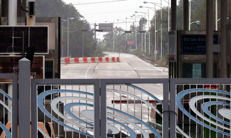 굳게 닫힌 문 강원 고성군 현내면 동해선 남북출입사무소 남측 지역에서 16일 울타리 너머로 북측 지역으로 나아가는 도로가 텅 비어 있다. 위 작은 사진은 왼쪽부터 17일 경기 파주시 장단면 소재 경의선 남북출입사무소 일대에서 훼손된 채 방치된 도로 표지판, 경의선 남북출입사무소 내 출경 안내 표지판, 16일 강원 고성군 현내면 동해선 남북출입사무소 밖에 세워진 금강산 방면 표지판. 고성·파주=이제원·최상수 기자