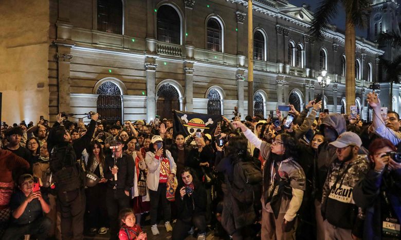 지난 16일(현지시간) 페루 수도 리마에서 임시 대통령 호세 헤리에 반대하는 시위에 참석한 시위대 모습. AFP연합뉴스