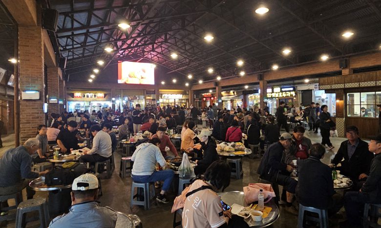 충남 예산장터 먹거리촌은 평일 퇴근한 직장인들과 주말 관광객들로 크게 북적인다. 예산군 제공