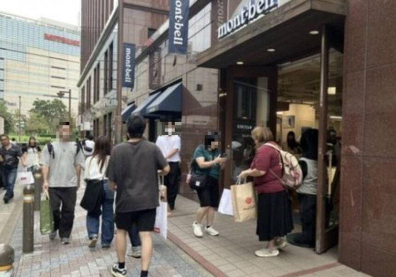 일본 토종 아웃도어 브랜드가 한국인 관광객 사이에서 폭발적인 인기를 얻으며 현지 언론의 주목을 받고 있다. 니시니혼신문 홈페이지 캡처