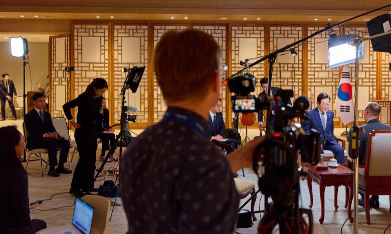 CNN과 인터뷰하는 이재명 대통령. 이재명 대통령 SNS