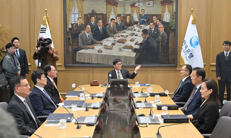 이창용 한국은행 총재가 23일 서울 중구 한국은행에서 열린 금융통화위원회 본회의에 참석하고 있다. 뉴스1