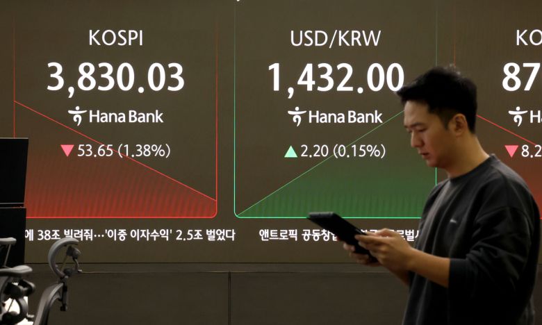 코스피가 하락 출발한 23일 서울 중구 하나은행 본점 딜링룸 현황판에 코스피 지수가 전 거래일대비 53.65포인트(1.38%) 하락한 3,830.03에 거래되고 있다. 뉴스1