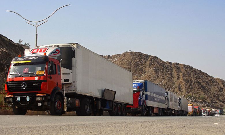 폐쇄된 토르캄 국경 근처에 화물 트럭들이 멈춰 서 있다. AFP연합뉴스