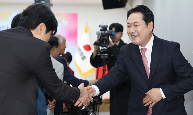 장동혁 국민의힘 당대표가 24일 서울 여의도 국민의힘 중앙당사에서 열린 2025 국민의힘 평생당원 초청간담회에 참석해 당원들과 악수를 나누고 있다. 뉴스1