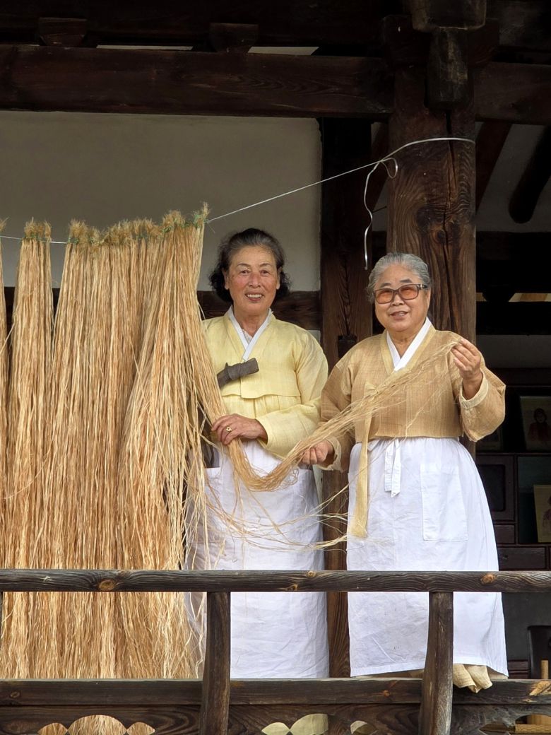 안동포 이수자 고갑연씨(왼쪽)와 임능부씨.