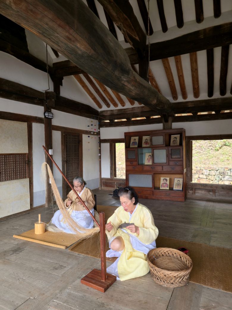 안동포 짜기 시연.