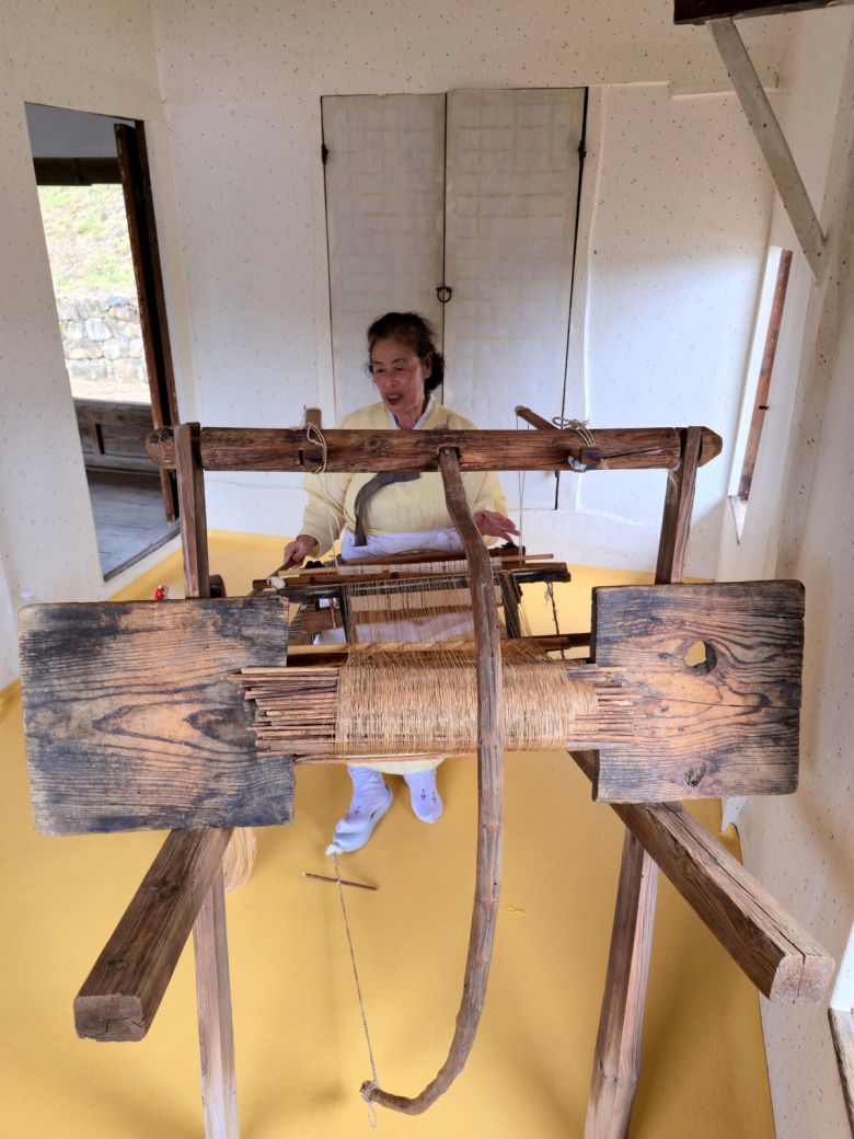 안동포를 짜는 고갑연씨.
