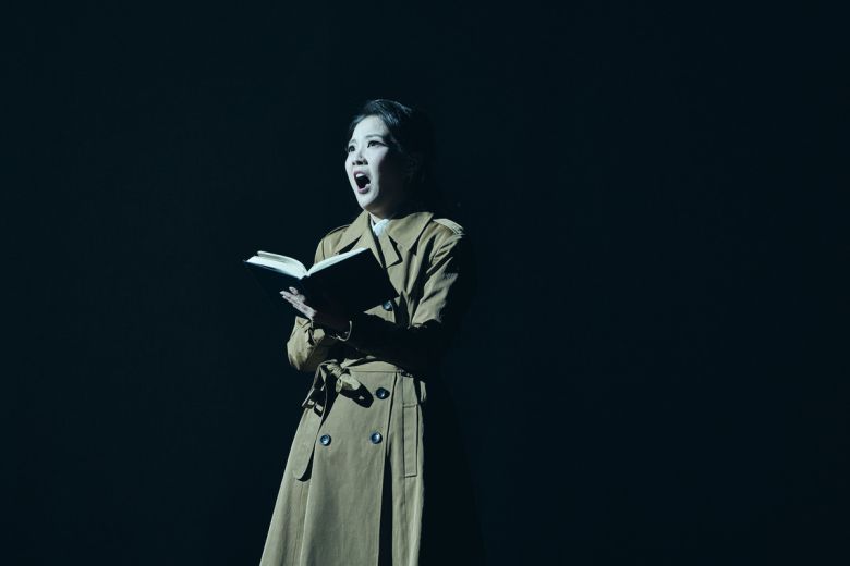 ‘화전가’의 극중 화자 역할을 맡은 세째딸 봉아 역의 소프라노 윤상아가 셰익스피어의 소네트를 낭독하며 과거를 회상하고 있다. 국립오페라단 제공