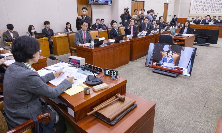 지난 20일 국회 법제사법위원회에서 열린 2025년도 법사위 국정감사에서 국민의힘 의원들이 추미애 위원장에게 의사 진행 발언 기회를 요구하며 항의하고 있다. 연합뉴스