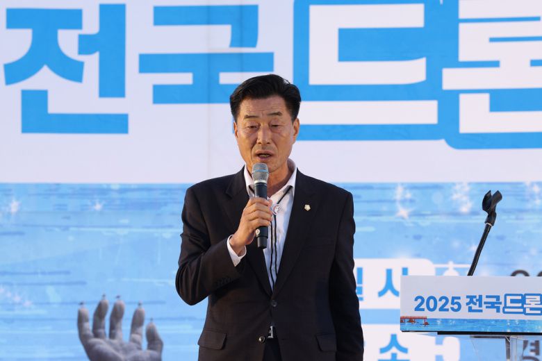 김일만 포항시의회 의장이 축사를 하고 있다.