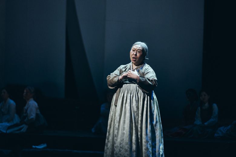 ‘화전가’에서 김씨역을 맡은 메조소프라노 이아경이 한국을 대표하는 메조소프라노답게 한 차원 깊은 울림의 노래를 선보이고 있다. 국립오페라단 제공