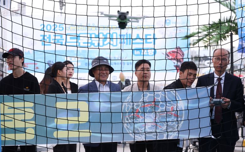 이기식(맨 오른쪽) 세계일보 사장이 드론조정을 시연하고 있다